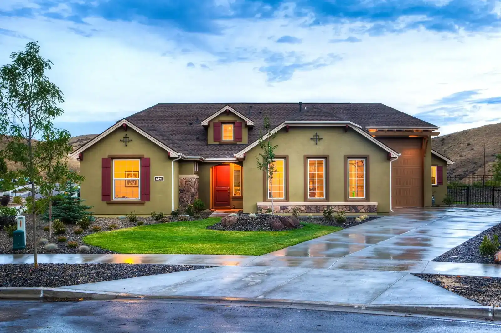 Single-storey ranch house with a driveway